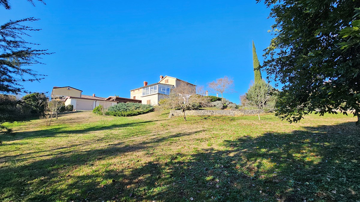 Immobili Istria, vendo casa con ampio giardino, dintorni Novigrad