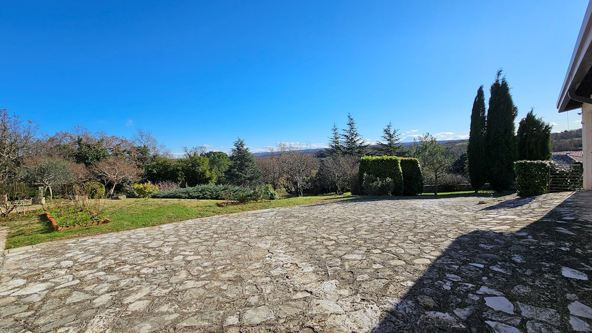 Immobili Istria, vendo casa con ampio giardino, dintorni Novigrad