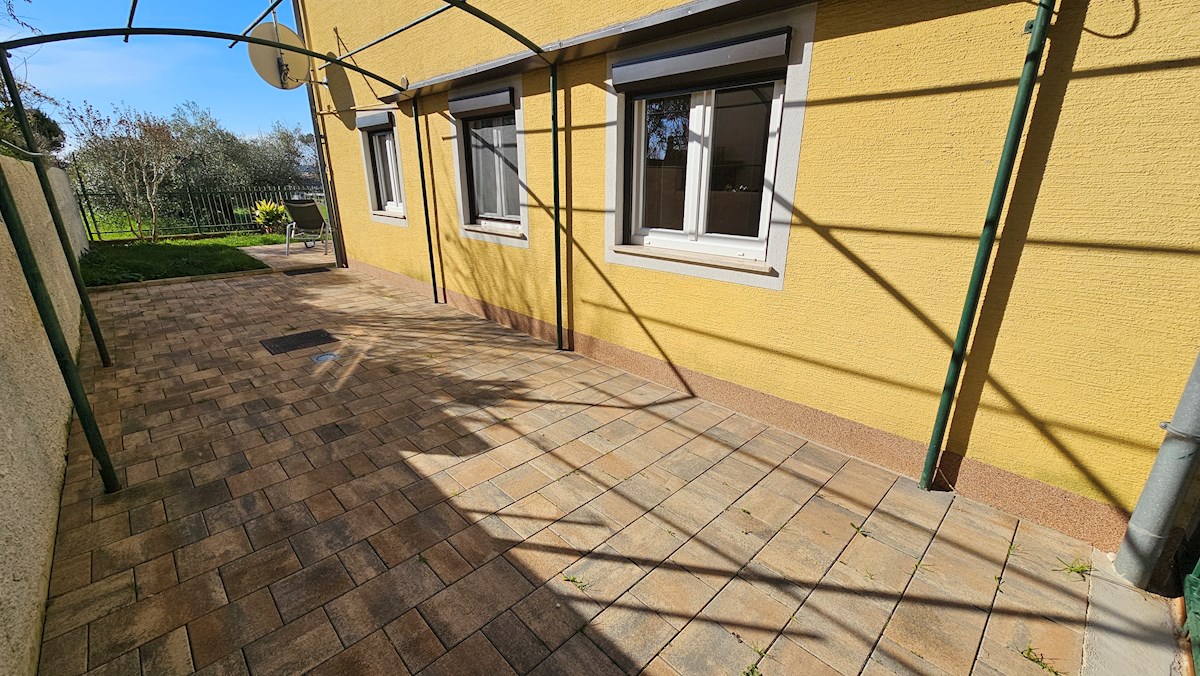 Appartamento soleggiato con giardino privato e parcheggio – Vicino al mare e al centro, Novigrad