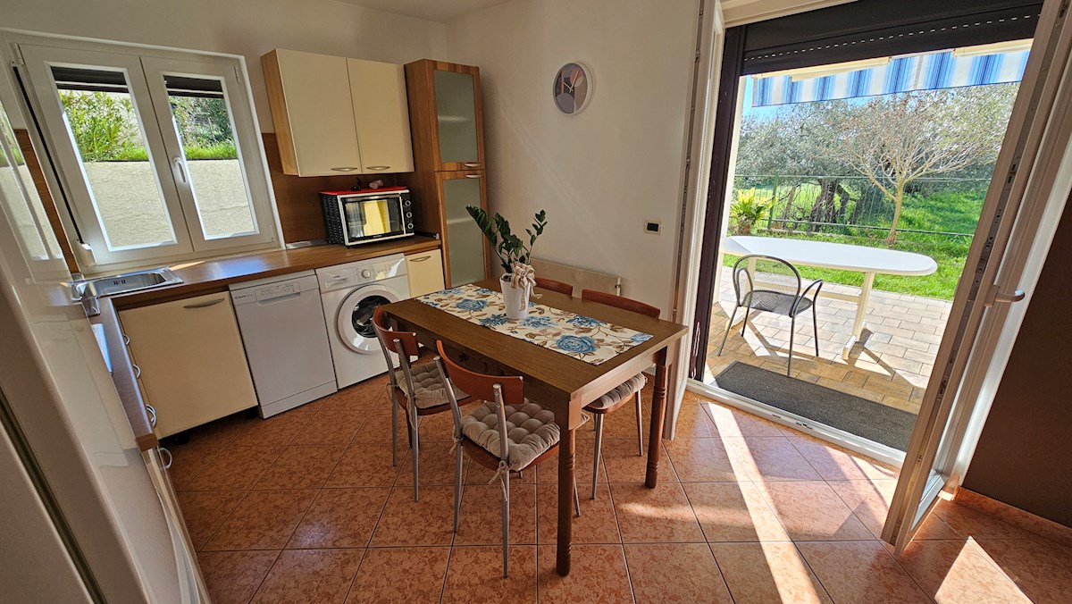 Appartamento soleggiato con giardino privato e parcheggio – Vicino al mare e al centro, Novigrad