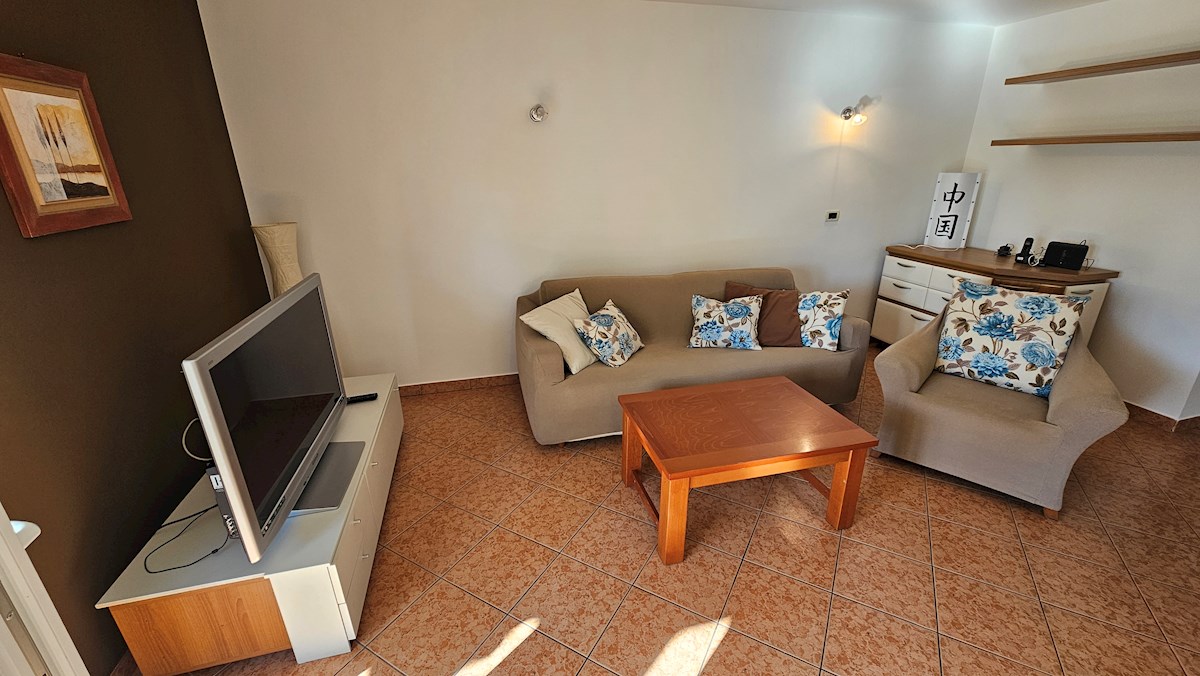 Appartamento soleggiato con giardino privato e parcheggio – Vicino al mare e al centro, Novigrad