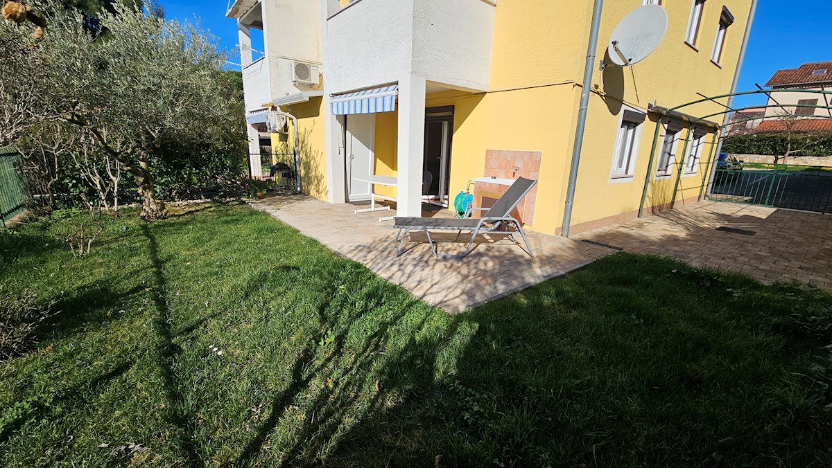 Appartamento soleggiato con giardino privato e parcheggio – Vicino al mare e al centro, Novigrad