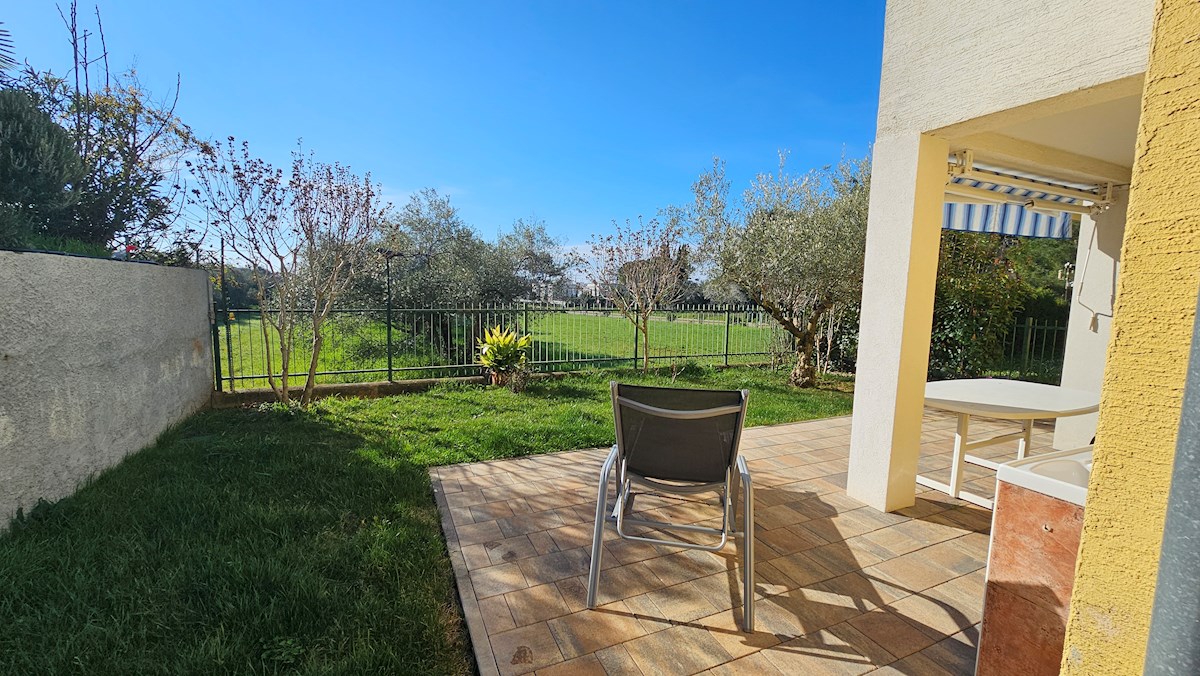 Appartamento soleggiato con giardino privato e parcheggio – Vicino al mare e al centro, Novigrad