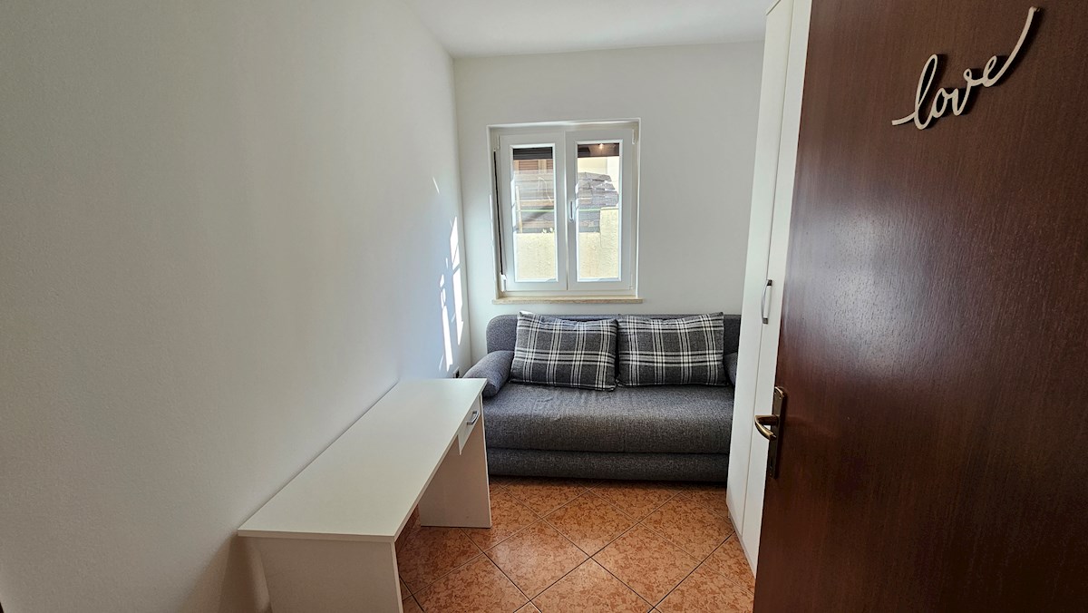 Appartamento soleggiato con giardino privato e parcheggio – Vicino al mare e al centro, Novigrad