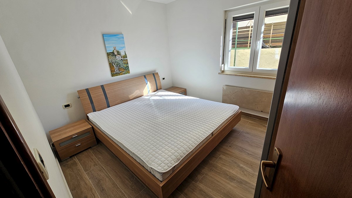 Appartamento soleggiato con giardino privato e parcheggio – Vicino al mare e al centro, Novigrad