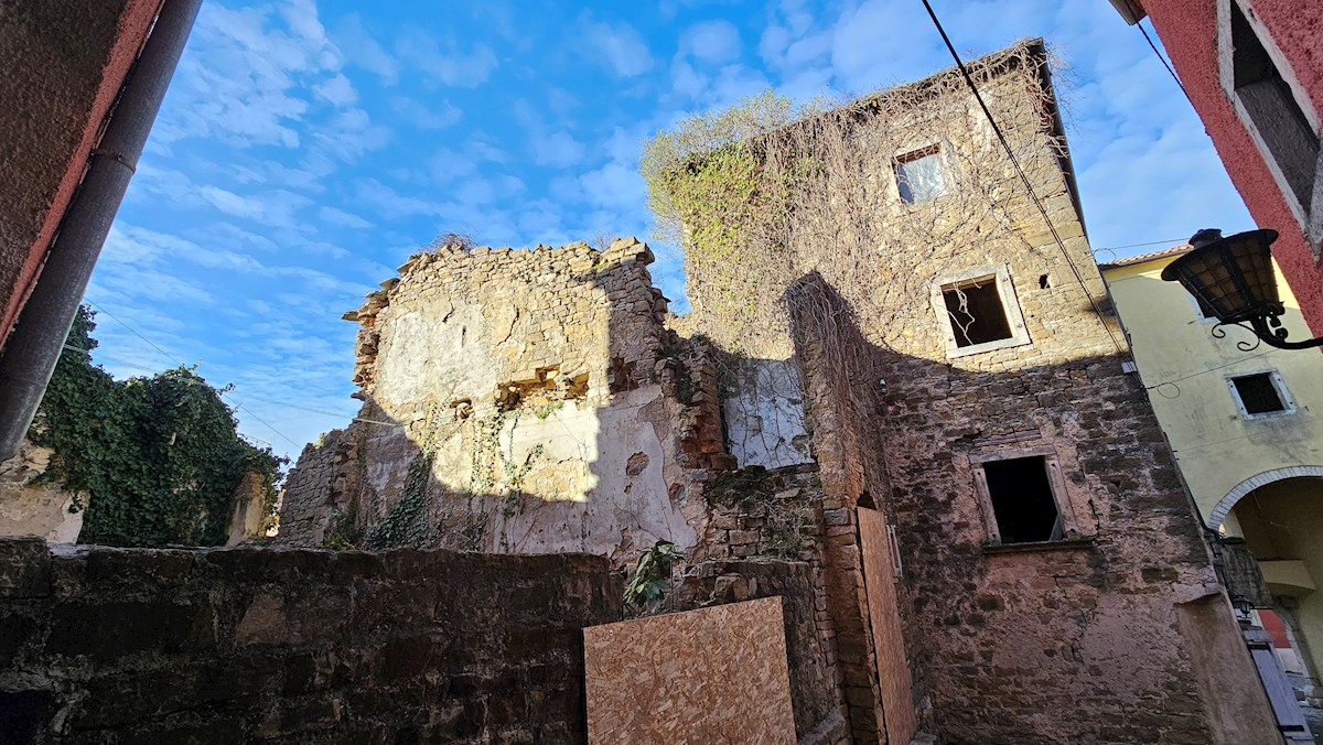 Immobili Istria, vendo edificio residenziale con potenziale, dintorni Buje