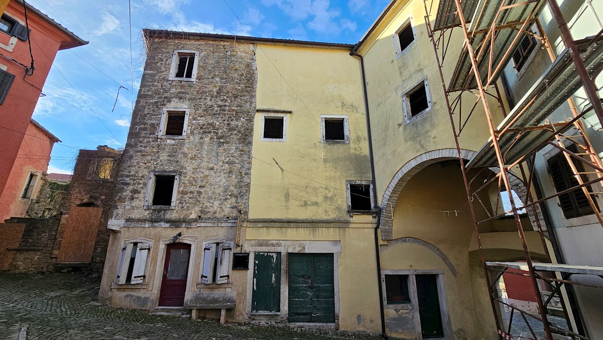 Immobili Istria, vendo edificio residenziale con potenziale, dintorni Buje