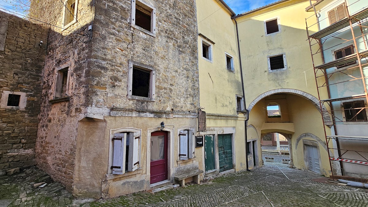 Immobili Istria, vendo edificio residenziale con potenziale, dintorni Buje