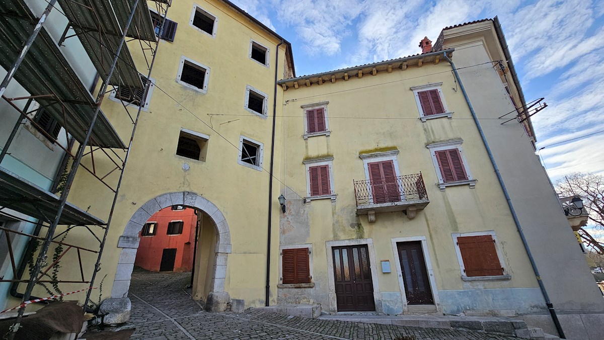 Immobili Istria, vendo edificio residenziale con potenziale, dintorni Buje