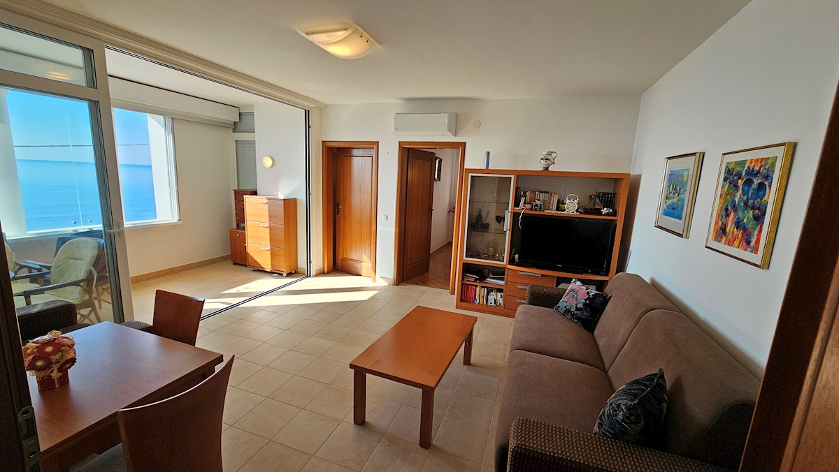 Immobili Istria, vendo appartamento in prima fila dal mare, Novigrad