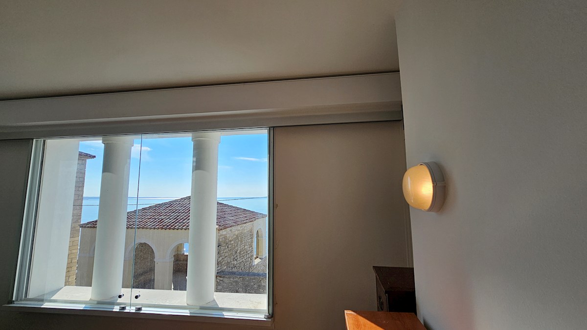 Immobili Istria, vendo appartamento in prima fila dal mare, Novigrad