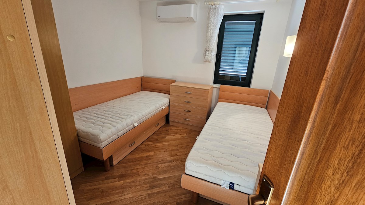 Immobili Istria, vendo appartamento in prima fila dal mare, Novigrad