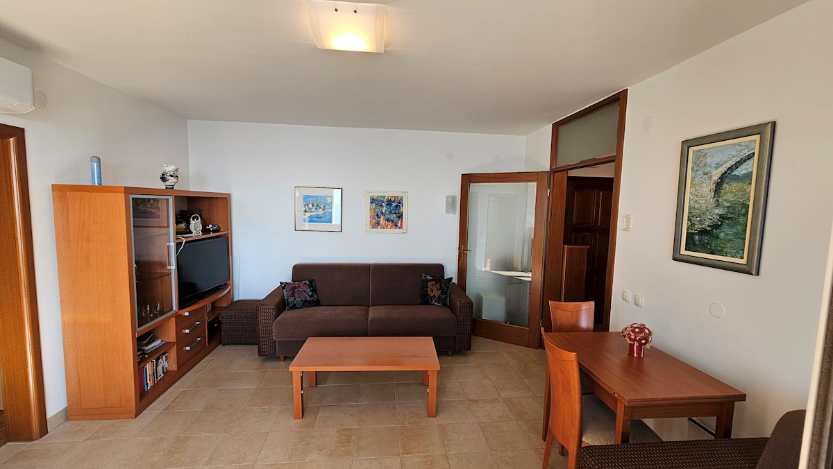 Immobili Istria, vendo appartamento in prima fila dal mare, Novigrad