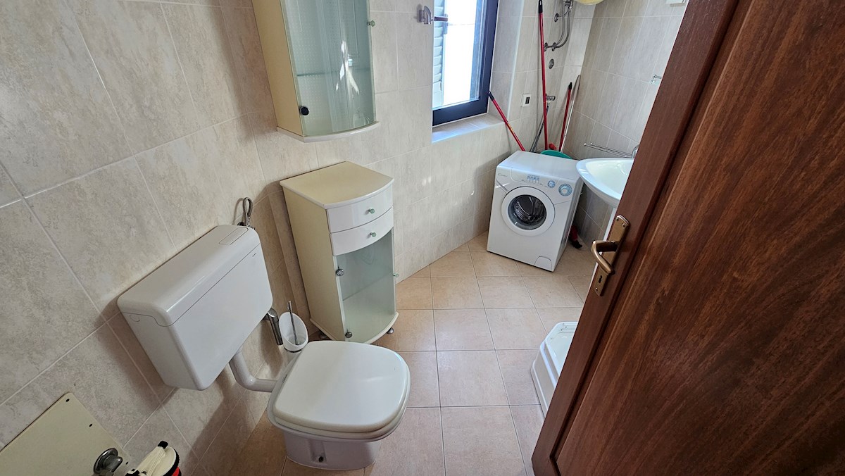 Immobili Istria, vendo appartamento in prima fila dal mare, Novigrad