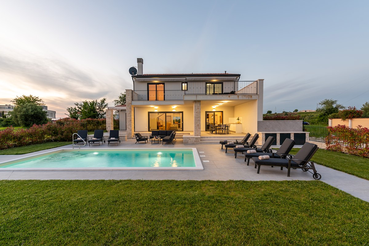 Villa di lusso con piscina a Brtonigla – Un sogno mediterraneo tra verde e mare