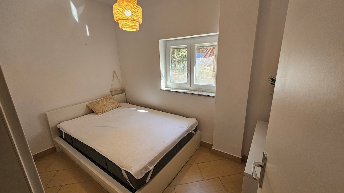 Immobili Istria, vendesi appartamento vicino al mare con giardino, Novigrad-Cittanova