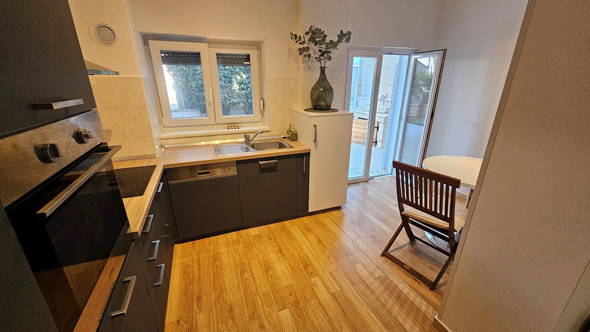 Immobili Istria, vendesi appartamento vicino al mare con giardino, Novigrad-Cittanova