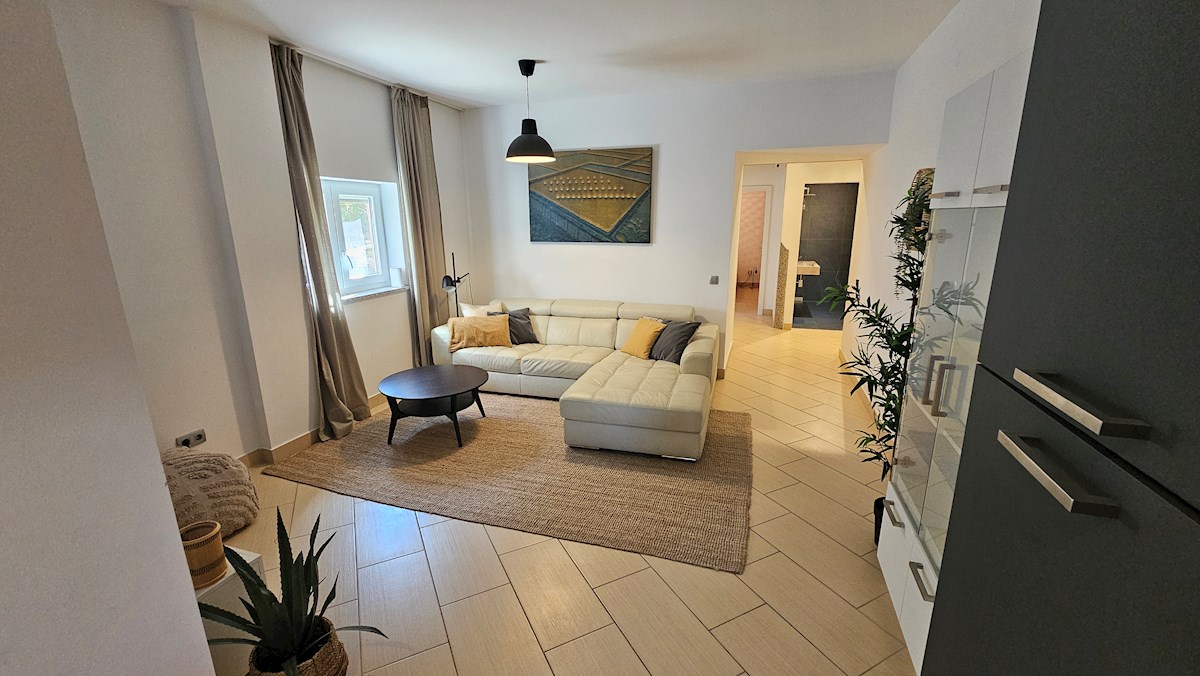 Immobili Istria, vendesi appartamento vicino al mare con giardino, Novigrad-Cittanova