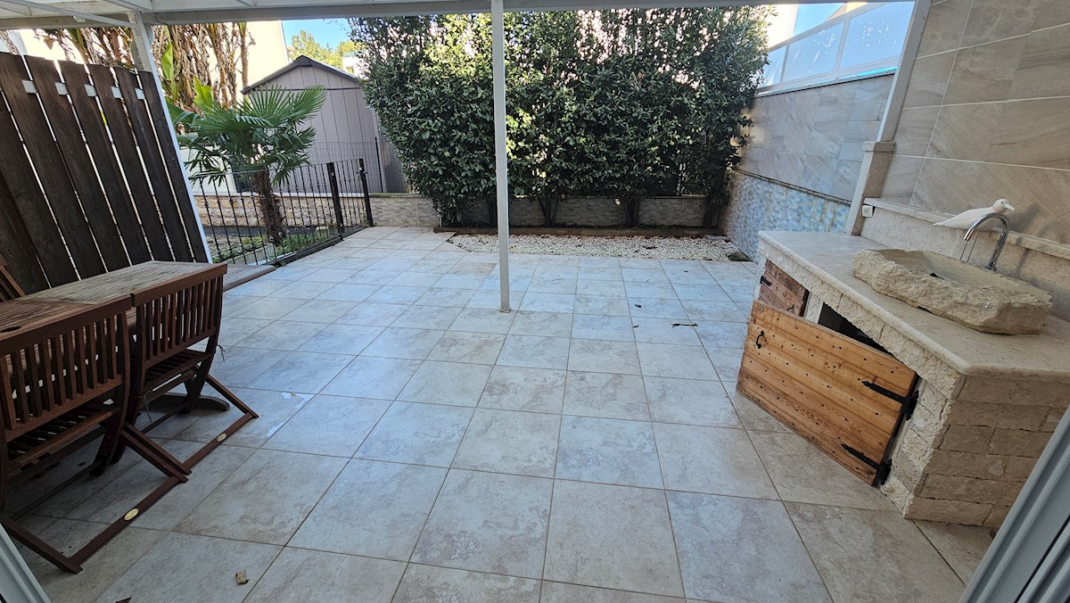 Immobili Istria, vendesi appartamento vicino al mare con giardino, Novigrad-Cittanova