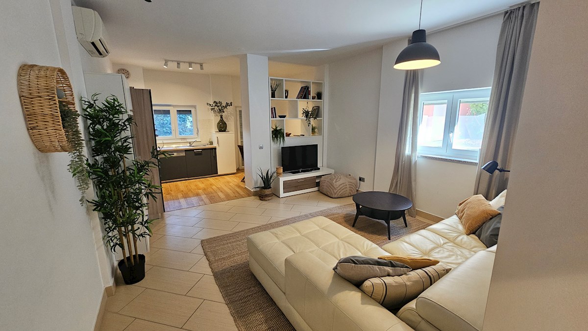 Immobili Istria, vendesi appartamento vicino al mare con giardino, Novigrad-Cittanova