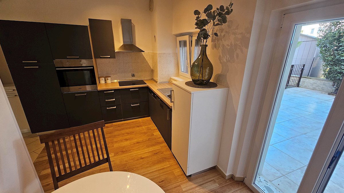 Immobili Istria, vendesi appartamento vicino al mare con giardino, Novigrad-Cittanova