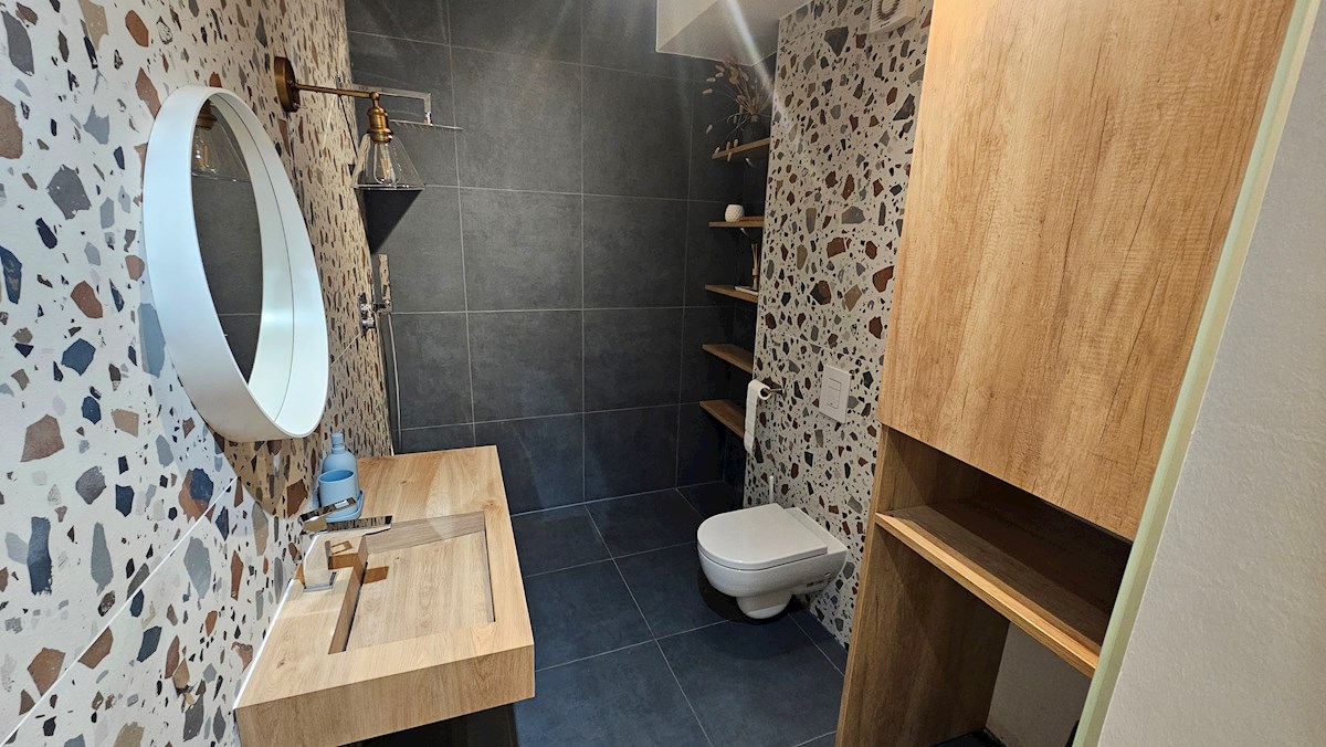 Immobili Istria, vendesi appartamento vicino al mare con giardino, Novigrad-Cittanova