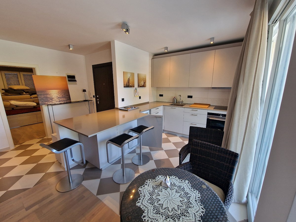 Immobili Istria, vendo appartamento con terrazzo sul tetto, Novigrad-Cittanova