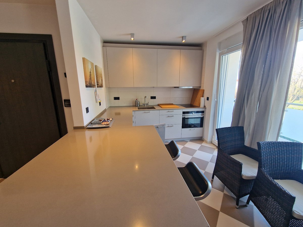 Immobili Istria, vendo appartamento con terrazzo sul tetto, Novigrad-Cittanova