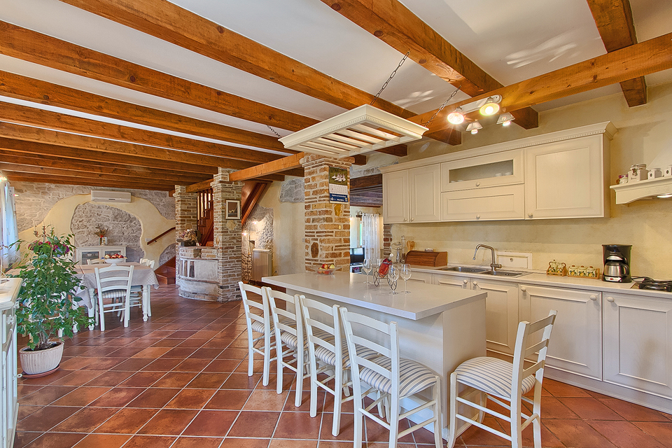 Immobili Istria, vendo casa di pietra, dintorni Poreč-Parenzo