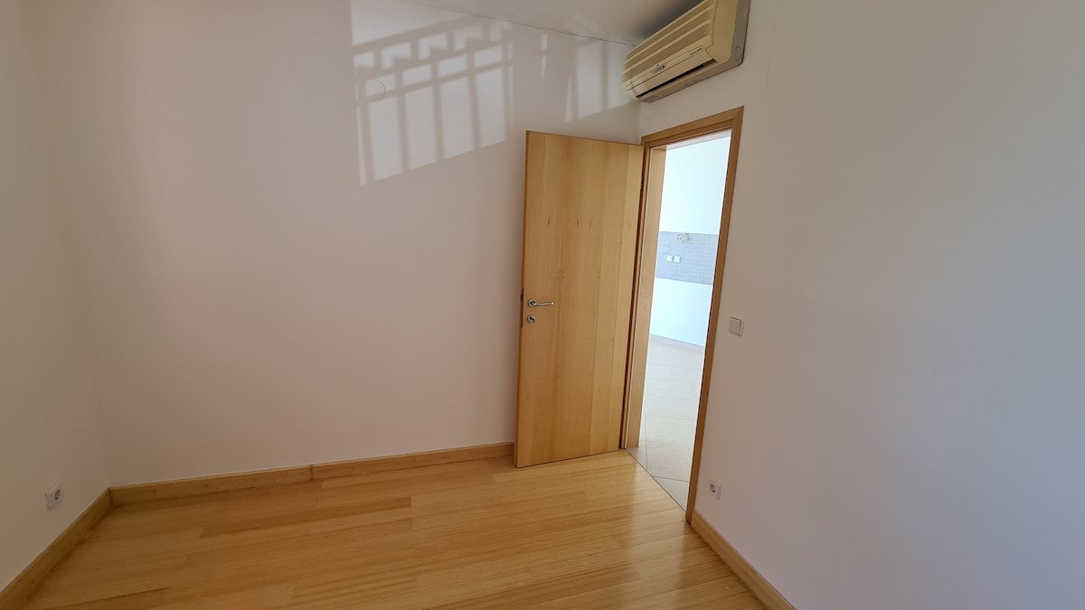 Immobili Istria, vendo appartamento, prima fila dal mare, Novigrad-Cittanova