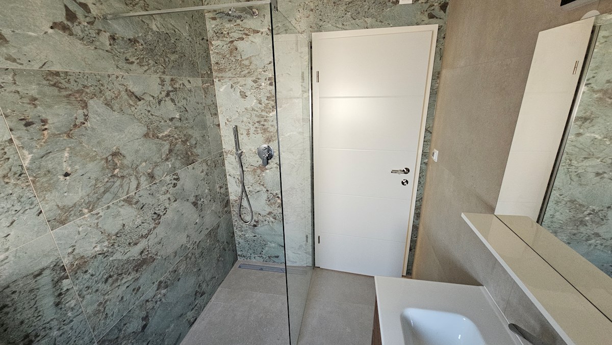 Immobili Istria, vendo appartamento moderno, dintorni Umag-Umago