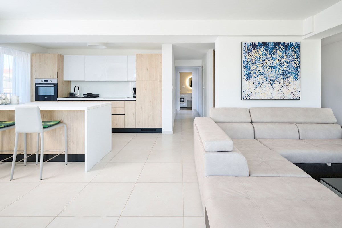 Immobili di lusso Istria, vendo appartamento prima fila dal mare, Umag-Umago