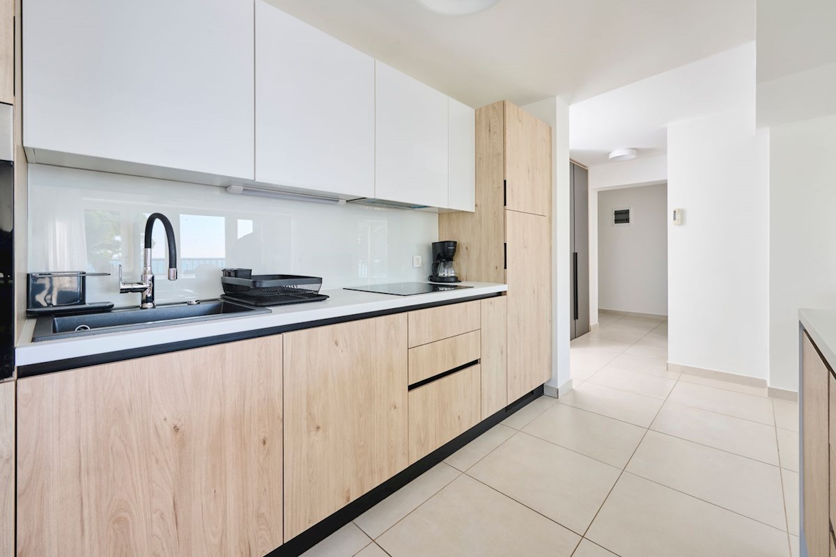 Immobili di lusso Istria, vendo appartamento prima fila dal mare, Umag-Umago