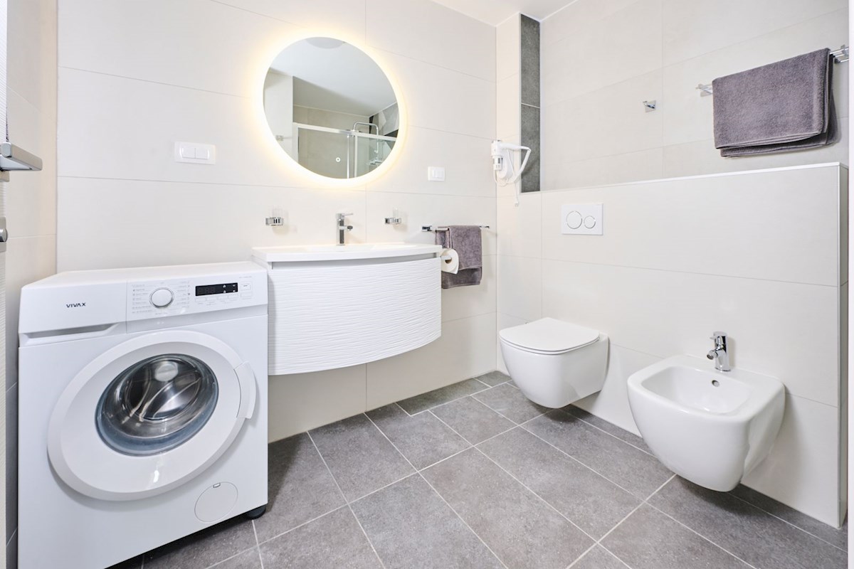 Immobili di lusso Istria, vendo appartamento prima fila dal mare, Umag-Umago