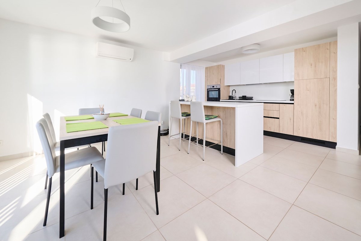 Immobili di lusso Istria, vendo appartamento prima fila dal mare, Umag-Umago