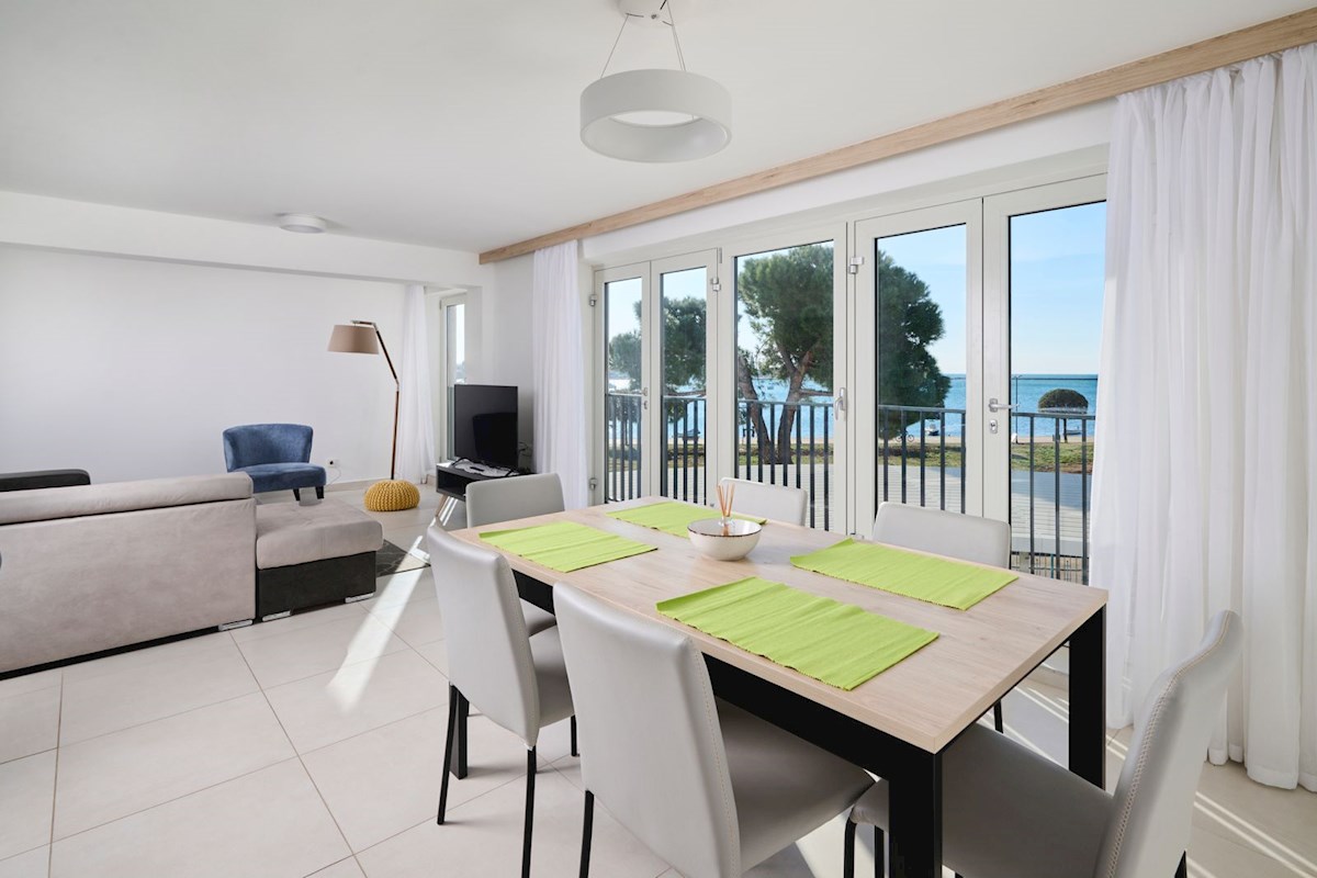 Immobili di lusso Istria, vendo appartamento prima fila dal mare, Umag-Umago