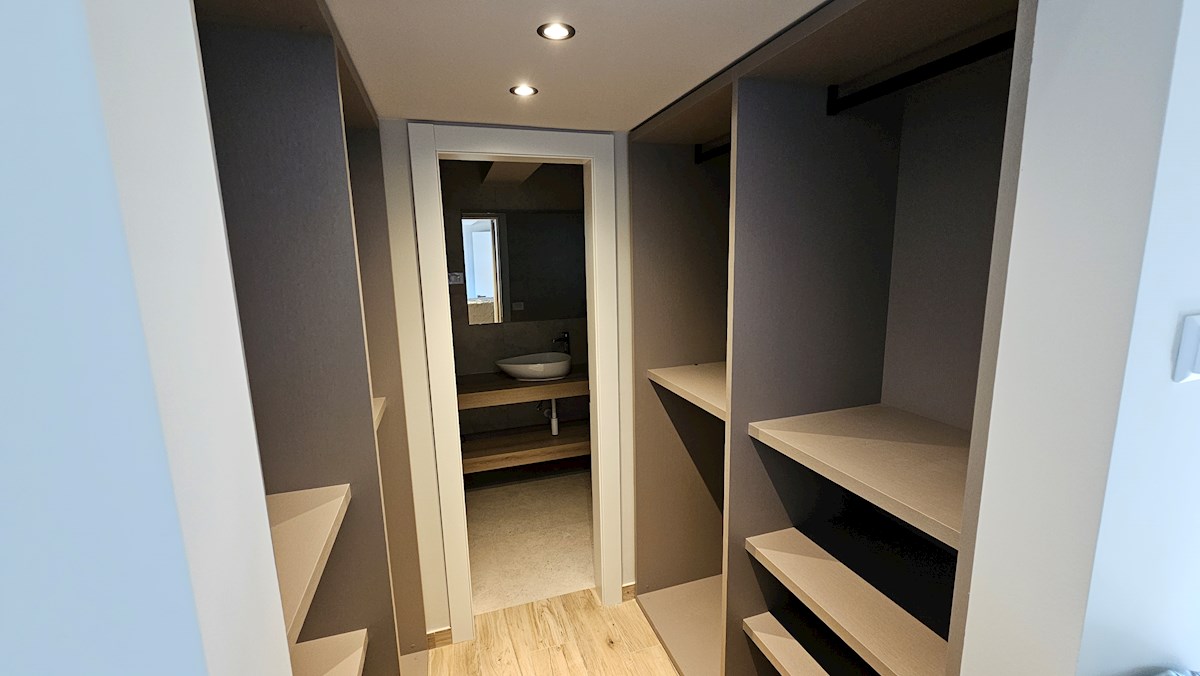 Casa bifamiliare in posizione tranquilla con splendida vista mare e piscina