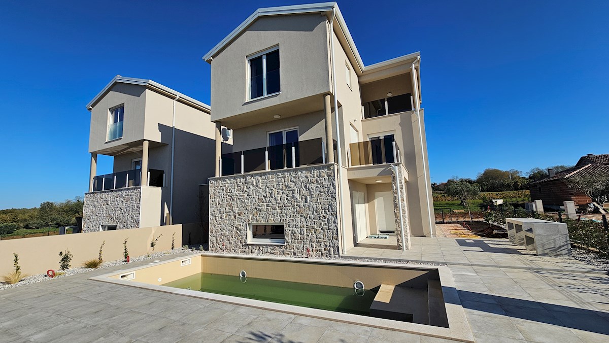 Casa bifamiliare in posizione tranquilla con splendida vista mare e piscina