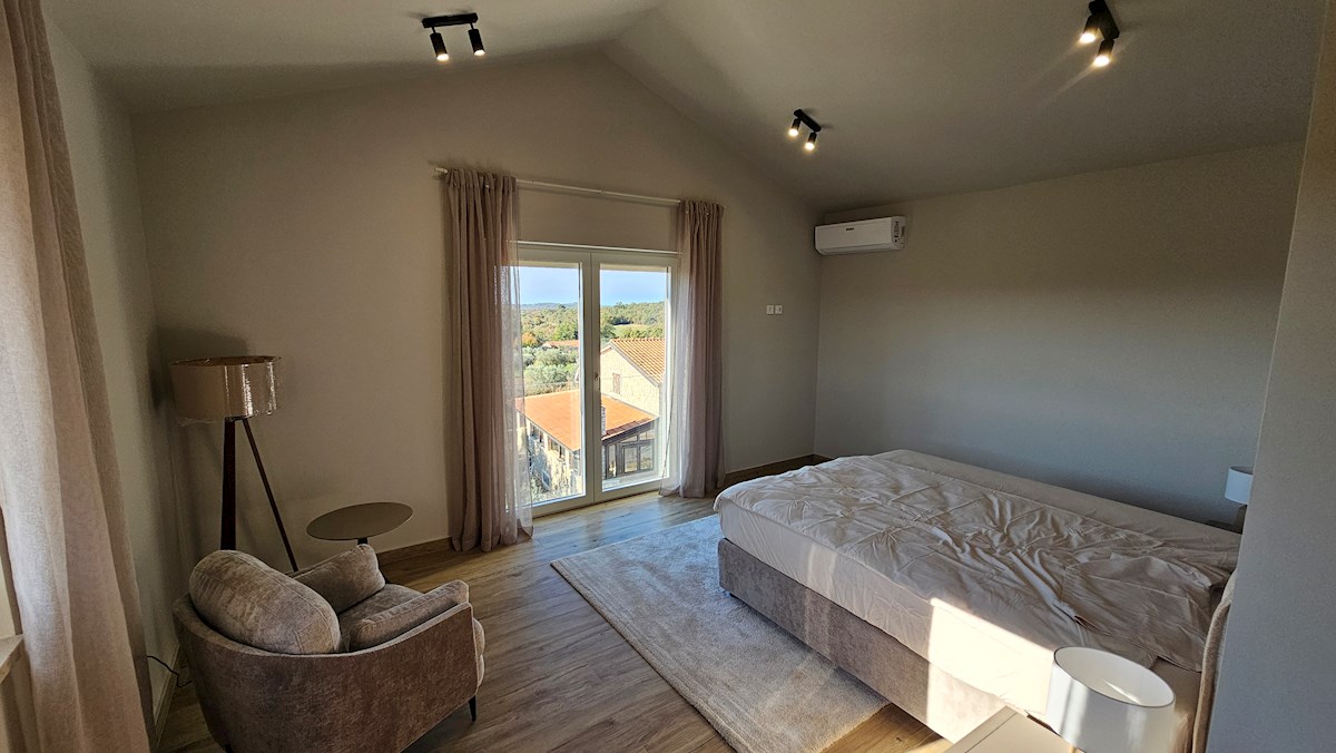 Casa bifamiliare in posizione tranquilla con splendida vista mare e piscina