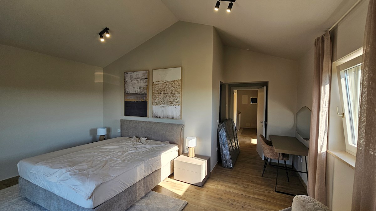 Casa bifamiliare in posizione tranquilla con splendida vista mare e piscina