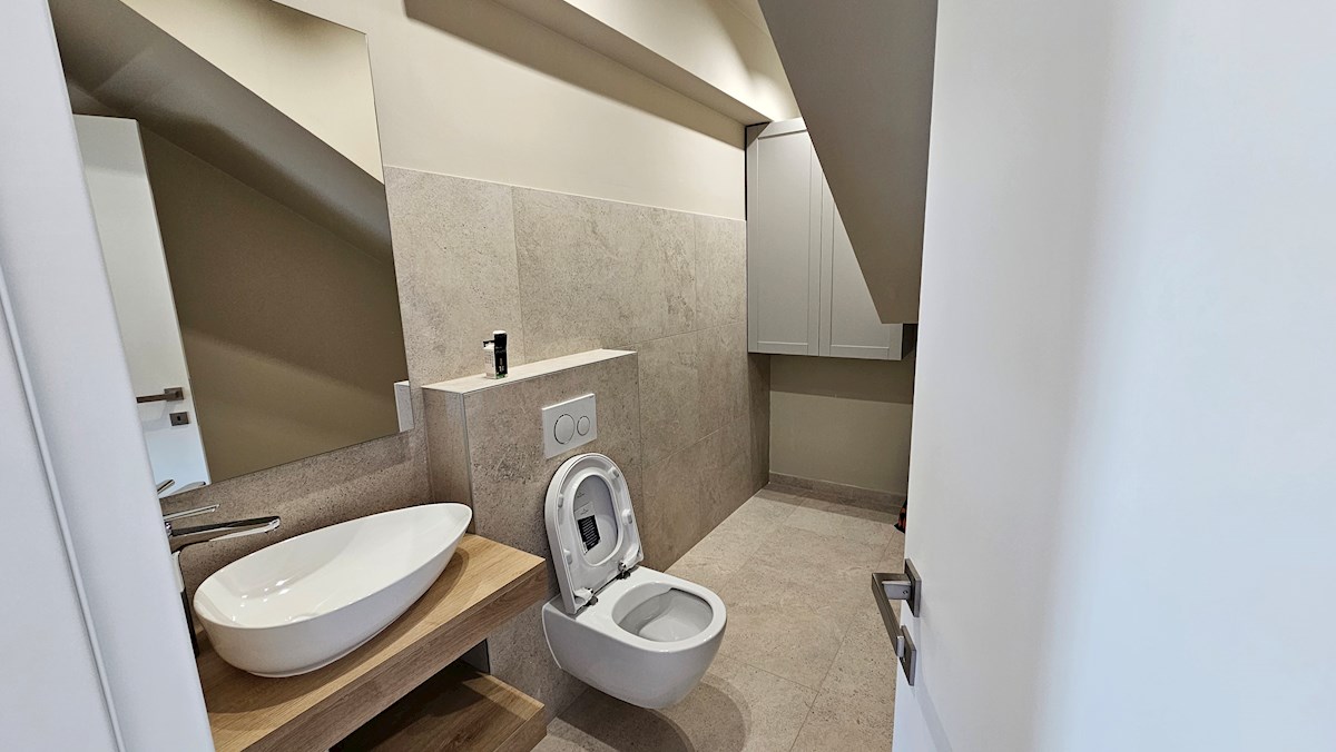 Casa bifamiliare in posizione tranquilla con splendida vista mare e piscina