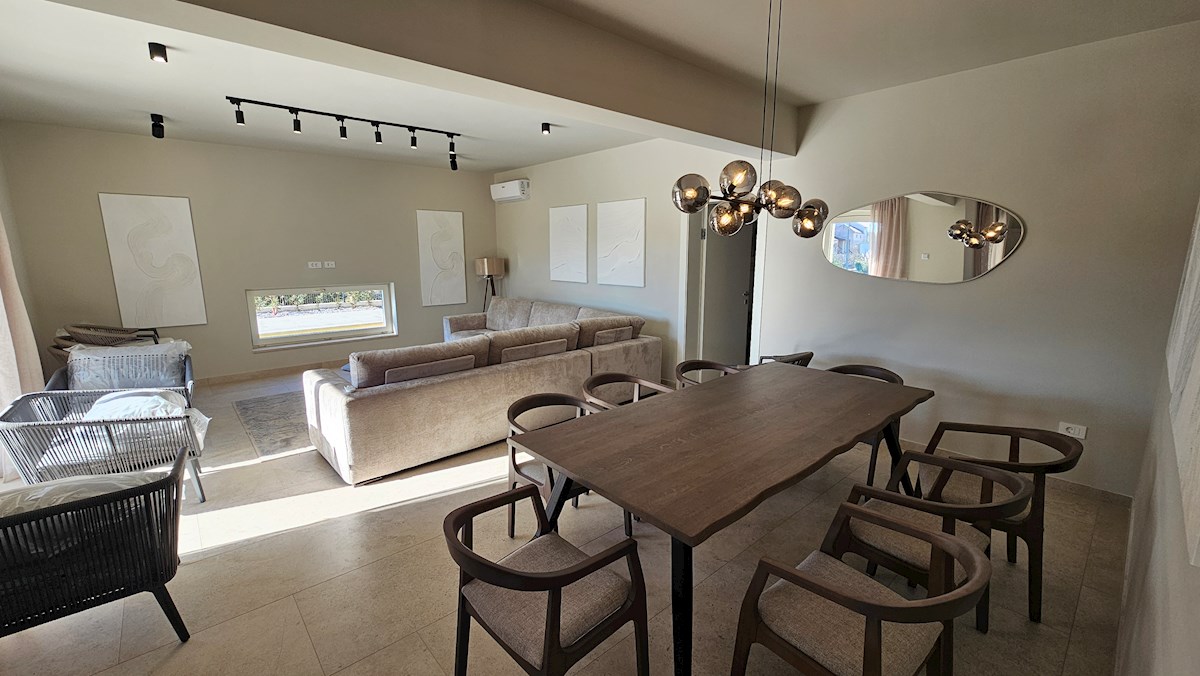 Casa bifamiliare in posizione tranquilla con splendida vista mare e piscina