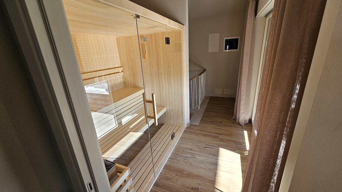 Casa bifamiliare in posizione tranquilla con splendida vista mare e piscina