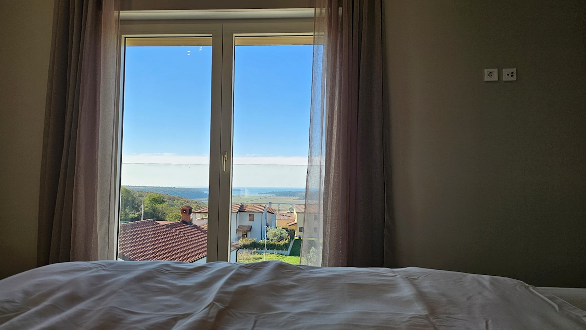 Casa bifamiliare in posizione tranquilla con splendida vista mare e piscina