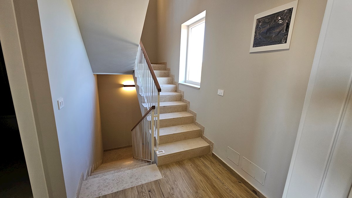 Casa bifamiliare in posizione tranquilla con splendida vista mare e piscina