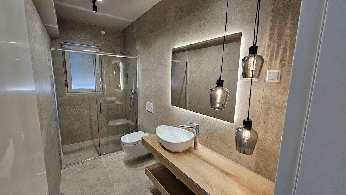 Casa bifamiliare in posizione tranquilla con splendida vista mare e piscina