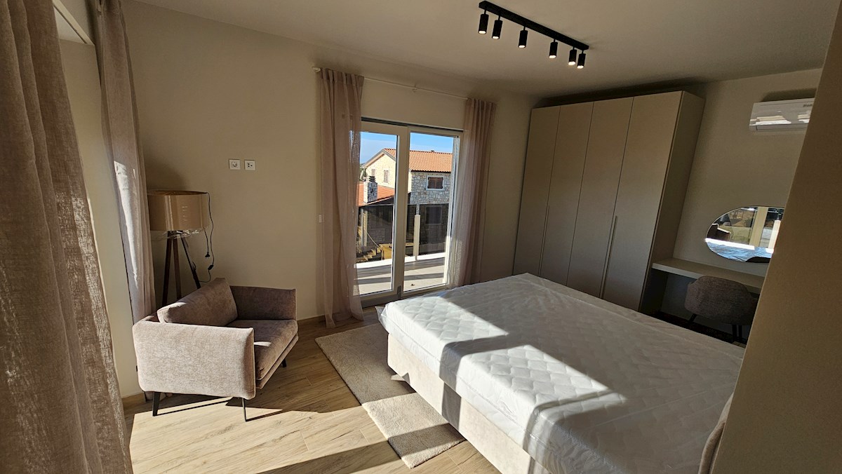 Casa bifamiliare in posizione tranquilla con splendida vista mare e piscina