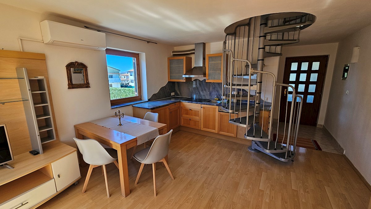 Appartamento su due livelli con vista mare