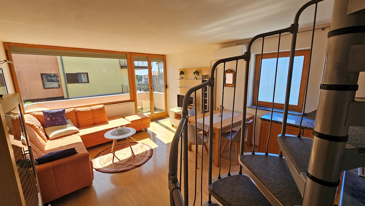 Appartamento su due livelli con vista mare