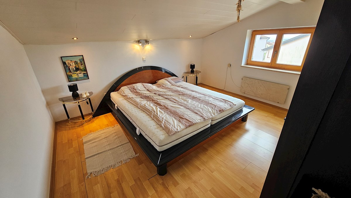 Appartamento su due livelli con vista mare